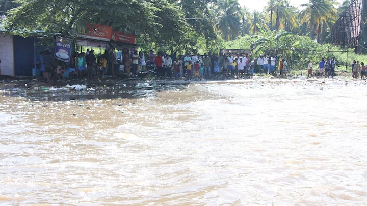 தேசிய நெடுஞ்சாலையில் பெருக்கெடுத்து ஓடிய மழை நீர்.