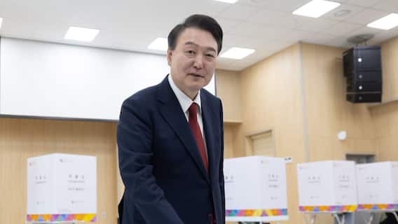 Impeached South Korean President Yoon Suk Yeol Arrested, Officials Use Ladders To Reach His House