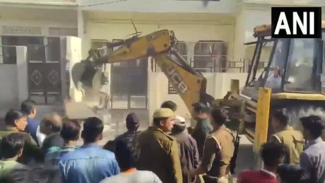 संभल हिंसा के 10 दिन बाद चला बुलडोजर, नगर निगम ने अवैध दुकानों को तोड़ा Sambhal Violence Bulldozer Action by Municipal Corporation demolished illegal shops संभल हिंसा के 10 दिन बाद चला बुलडोजर, नगर निगम ने अवैध दुकानों को तोड़ा