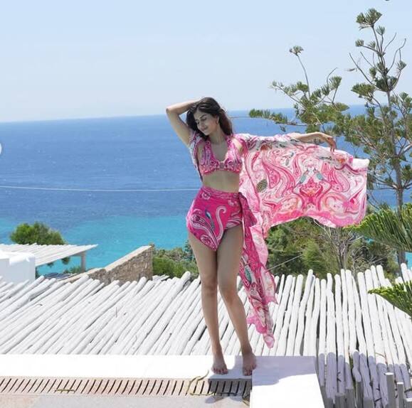 'સોનૂ કી ટીટૂ કી સ્વીટી' ના સોંગ બમ ડિગી ડિગીમાં જોવા મળેલી મોડલ સાક્ષી મલિક પોતાના બોલ્ડ અને હોટ અંદાજને લઈ સોશિયલ મીડિયામાં ચર્ચામાં રહે છે.