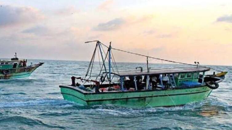18 Tamil Nadu fishermen arrested again by Sri Lankan Navy TN Fishermen Arrest: இதுக்கு இல்லையா ஒரு எண்டு..! மீண்டும் மீனவர்கள் 18 பேர் கைது, இலங்கை கடற்படை அடாவடி