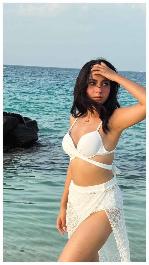 समंदर किनारे व्हाइट बिकिनी पहन टीवी की इस संस्कारी बहू ने दिखाई अदाएं