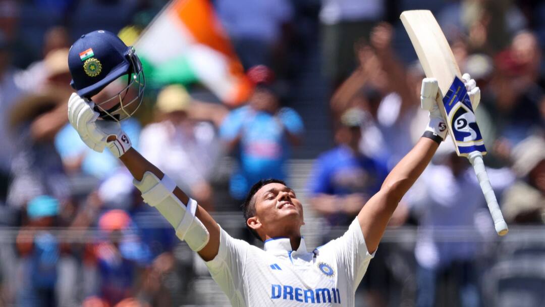 sir-alastair-cook-praises-yashasvi-jaiswal-sledging-mitchell-starc-india-australia-bgt-perth-test Sir Alastair Cook Lauds THIS Indian Batter's Aggression; Calls His Sledging 'Enjoyable'