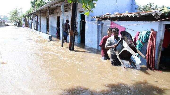 கந்தம்பட்டி பகுதியில் வீடுகளில் புகுந்த மழை நீர்.