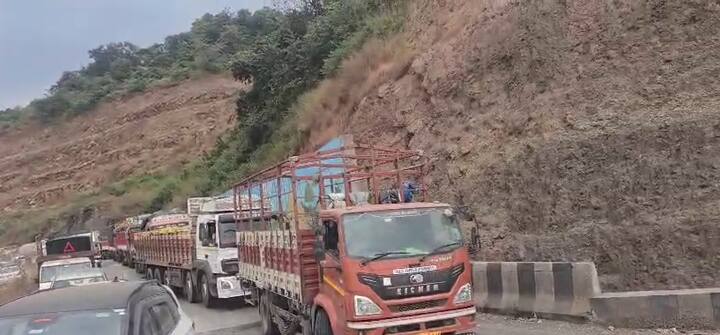 या अपघातानंतर घाटात वाहतुकीचा खोळंबा झाला आहे.