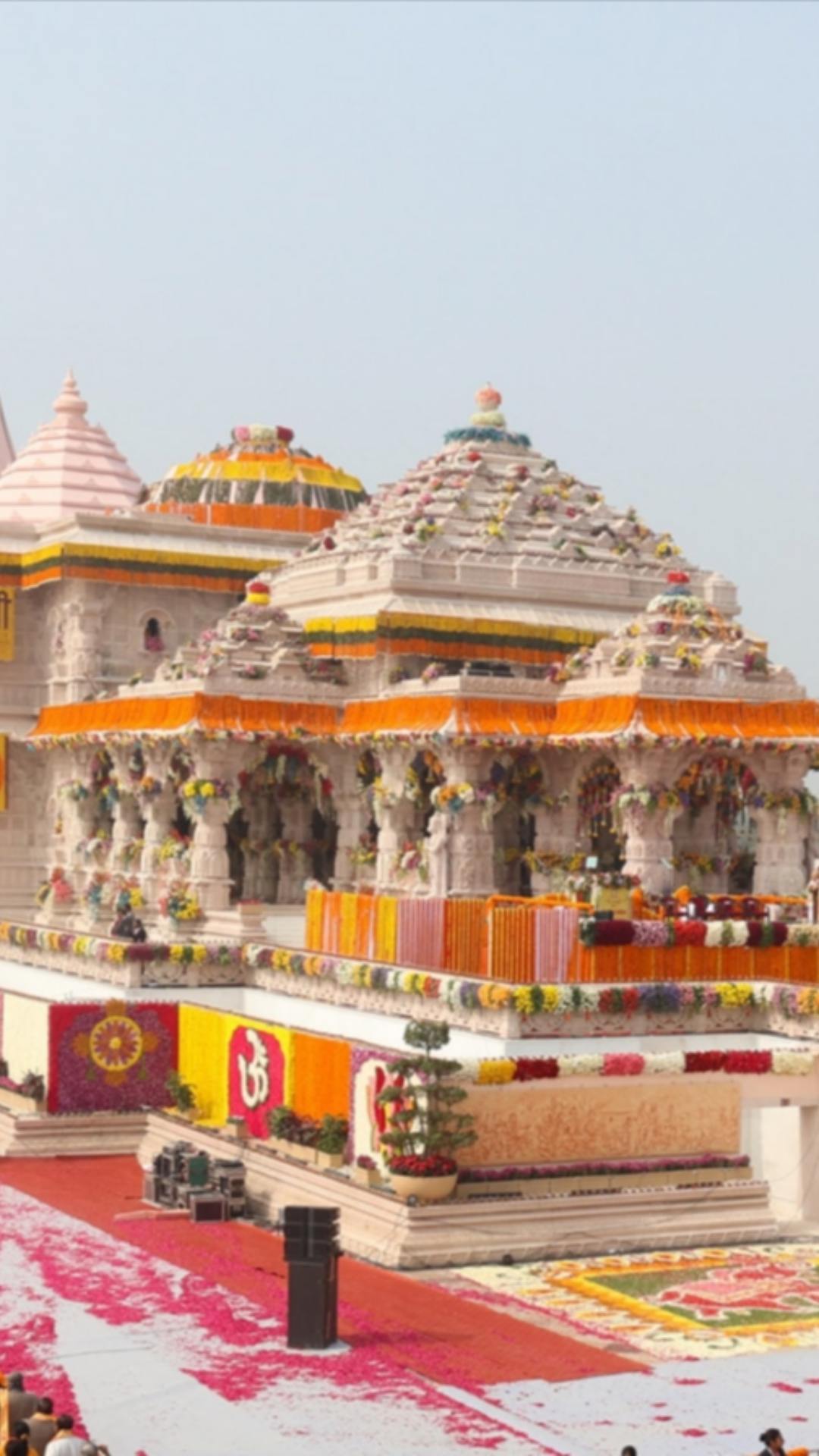 सबसे पहला नाम अयोध्या का आता है जो उत्तर प्रदेश में स्थित है