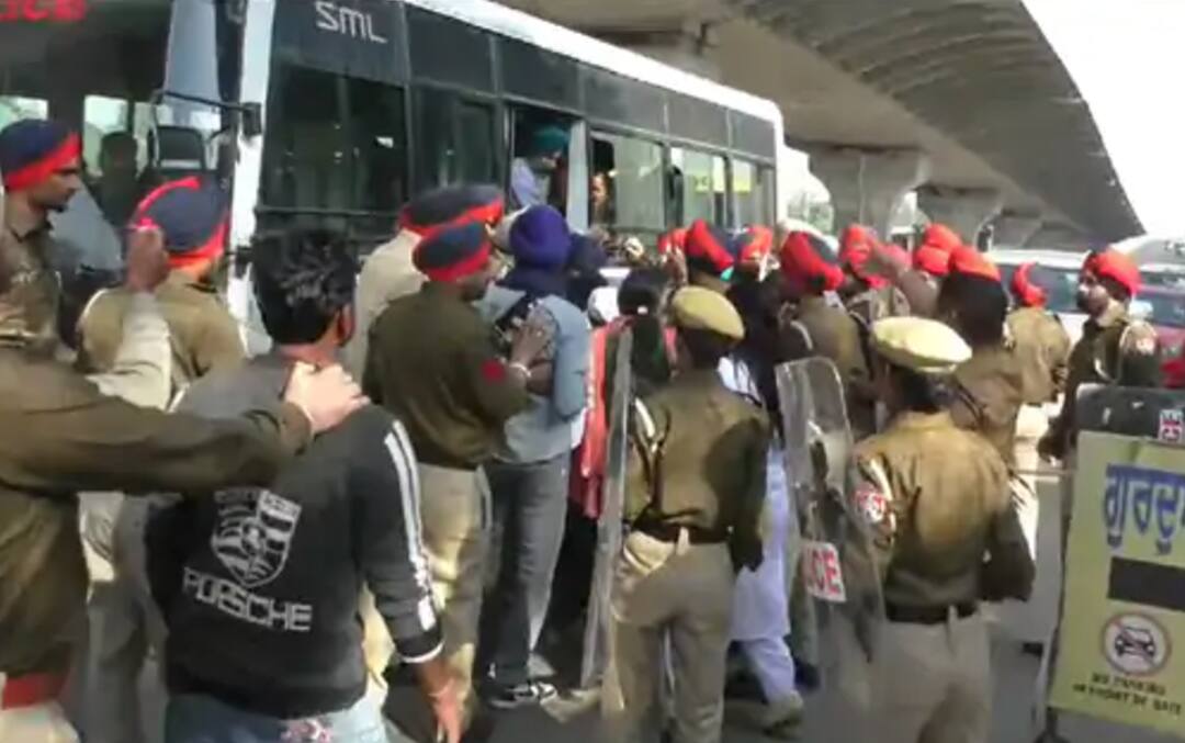 Punjab News: ਲੁਧਿਆਣਾ 'ਚ ਬੁੱਢੇ ਨਾਲੇ 'ਚ ਡਿੱਗਦੇ ਗੰਦੇ ਪਾਣੀ ਨੂੰ ਬੰਨ੍ਹ ਮਾਰਨ ਆਏ ਪ੍ਰਦਰਸ਼ਨਕਾਰੀਆਂ 'ਤੇ ਲਾਠੀਚਾਰਜ, ਪੁਲਿਸ ਮੁਲਾਜ਼ਮ ਵੀ ਜ਼ਖ਼ਮੀ, ਜਾਣੋ ਕੀ ਨੇ ਹਲਾਤ ? Lathi charge on protesters who came to dam the old drain in Ludhiana Punjab News: ਲੁਧਿਆਣਾ 'ਚ ਬੁੱਢੇ ਨਾਲੇ 'ਚ ਡਿੱਗਦੇ ਗੰਦੇ ਪਾਣੀ ਨੂੰ ਬੰਨ੍ਹ ਮਾਰਨ ਆਏ ਪ੍ਰਦਰਸ਼ਨਕਾਰੀਆਂ 'ਤੇ ਲਾਠੀਚਾਰਜ, ਪੁਲਿਸ ਮੁਲਾਜ਼ਮ ਵੀ ਜ਼ਖ਼ਮੀ, ਜਾਣੋ ਕੀ ਨੇ ਹਲਾਤ ?