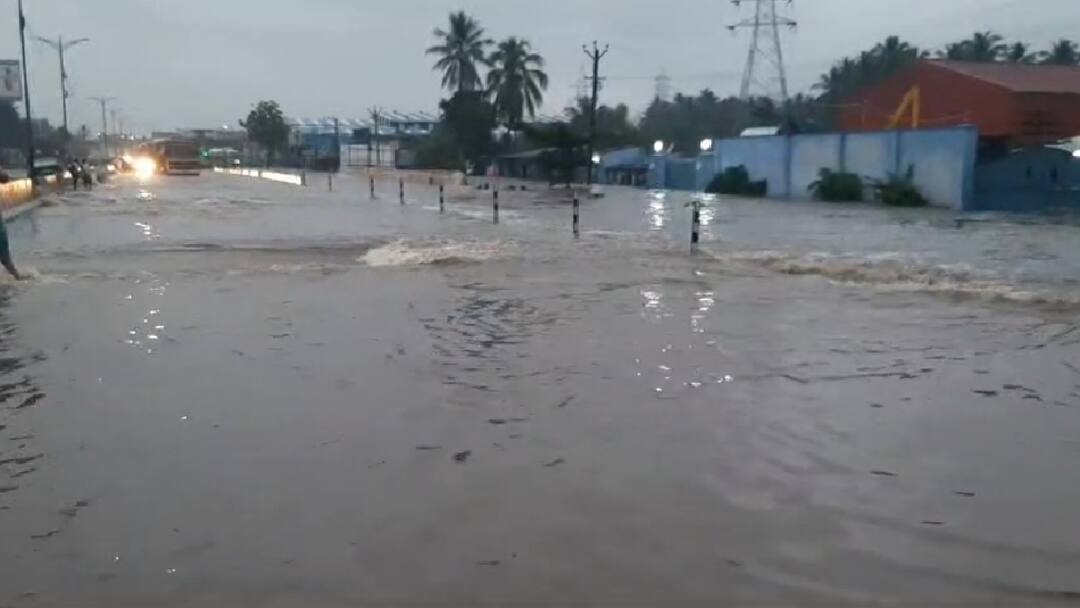 Salem Flood: திருமணிமுத்தாற்றில் கரைபுரண்டோடும் வெள்ளம்... சேலம் - பெங்களூர் தேசிய நெடுஞ்சாலையில் போக்குவரத்து பாதிப்பு