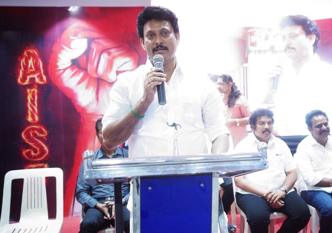 Fengal Cyclone 12 Districts Schools Affected Minister Anbil Mahesh Meeting Chief Education Officers Fengal Cyclone: புயலால் நிலைகுலைந்த 12 மாவட்ட பள்ளிகள்; முதன்மைக் கல்வி அலுவலர்களுடன் அமைச்சர் அன்பில் முக்கிய ஆலோசனை!