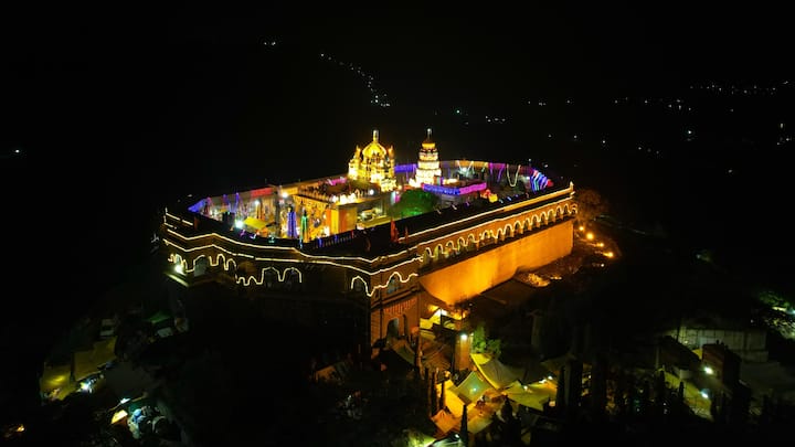 लाखो भाविक या चंपाषष्ठीच्या काळात गडावर येत असतात.