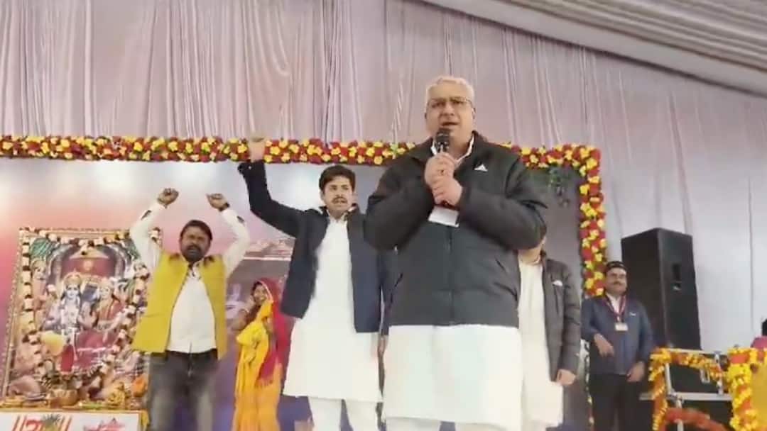 UP Yogi Adityanath minister mayankeshwar sharan singh controversial statement goes viral 'हिन्दुस्तान में रहना है तो..', योगी के मंत्री ने दिया विवादित बयान, खुले मंच से लगवाए नारे