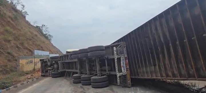 परशुराम घाटात कंटेनर,टेम्पो आणि बसचा अपघात झाला आहे त्यात पाच ते सहा जण जखमी झाल्याची माहिती समोर आली आहे.