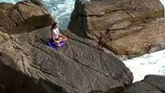 थाईलैंड के बीच पर योगा कर रही थी रशियन एक्ट्रेस, आंखें बंद करते ही सामने आ गई मौत