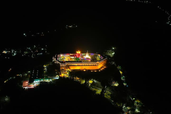 अखंड महाराष्ट्राचे कुलदैवत असणाऱ्या जेजुरीच्या खंडोबा देवाचा चंपाषष्टी उत्सव जेजुरी गडावर अतिशय जल्लोषात सुरू आहे. काल सोमवारी जेजुरी गडावर चंपाषष्ठी उत्सवाला सुरुवात झाली.