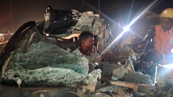 मुंबई - गोवा राष्ट्रीय महामार्गावरील गोव्यातील म्हापसा जवळील करासवाडा येथे उभ्या कंटेनरला मागून येणाऱ्या पर्यटकांच्या गाडीने पहाटे धडक दिल्याने साताऱ्यातील 6 पर्यटक जखमी झाल्याची माहिती समोर आली आहे.