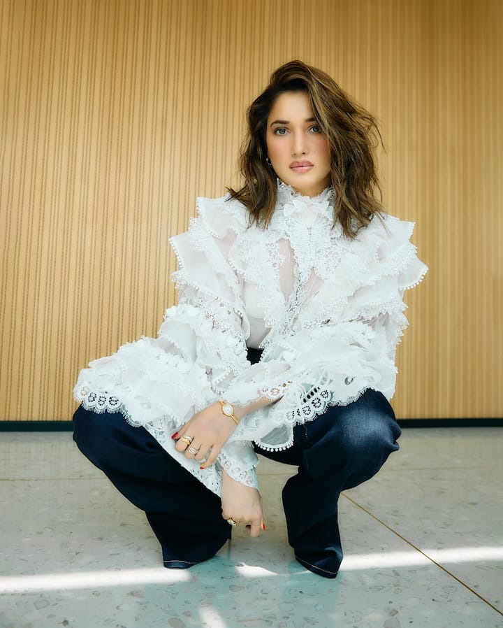 दुसरीकडे, तमन्नाच्या वर्कफ्रंटबद्दल बोलायचे झाले तर ती लवकरच 'सिकंदर का मुकदर' या चित्रपटात दिसणार आहे. याशिवाय ती तेलगू चित्रपट 'ओडेला 2' आणि 'डार्लिंग पार्टनर्स' या वेब सीरिजमध्येही दिसणार आहे.