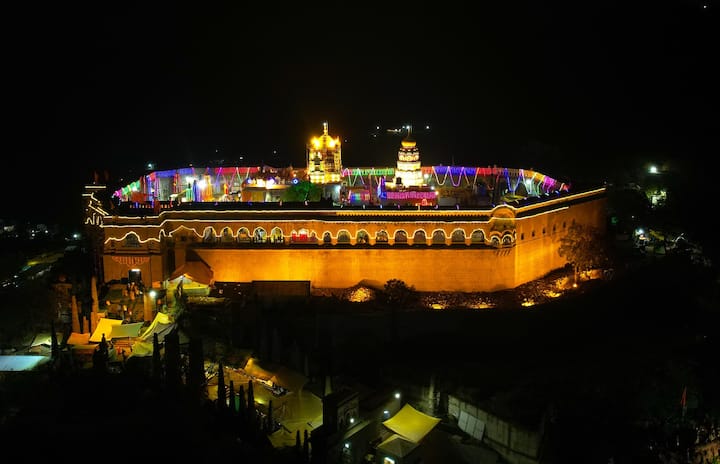 सायंकाळच्या सुमारास जेजुरी गडावर खंडोबा आणि म्हाळसा देवीला तेलवन करून हळद लावण्यात आली.