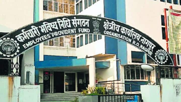 इसके अलावा आपको क्षेत्रीय भविष्य निधि आयुक्त से भी पीएफ खाते में अलग से पैसे जमा करने के लिए परमिशन लेनी होगी. नियमों के मुताबिक आप पीएफ खाते में अलग से 15000 रुपये तक का योगदान दे सकते हैं.