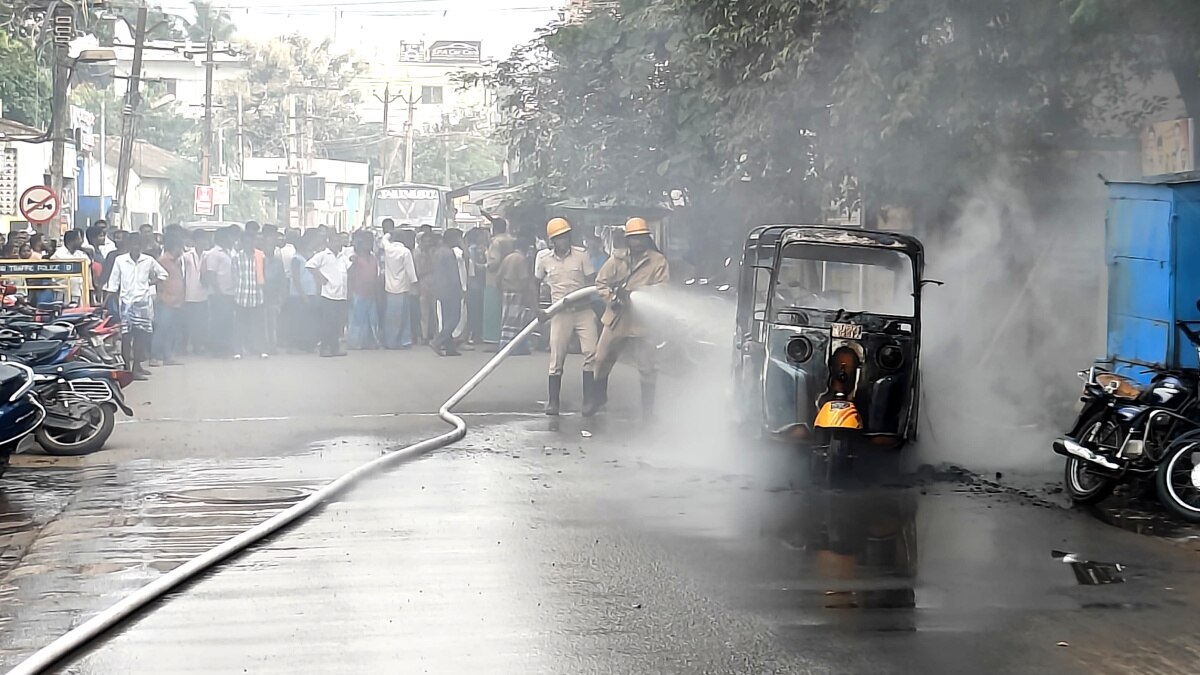 திடீரென பற்றி எரிந்த சிஎன்ஜி ஆட்டோ ; நூலிழையில் உயிர்தப்பிய ஓட்டுநர்...!