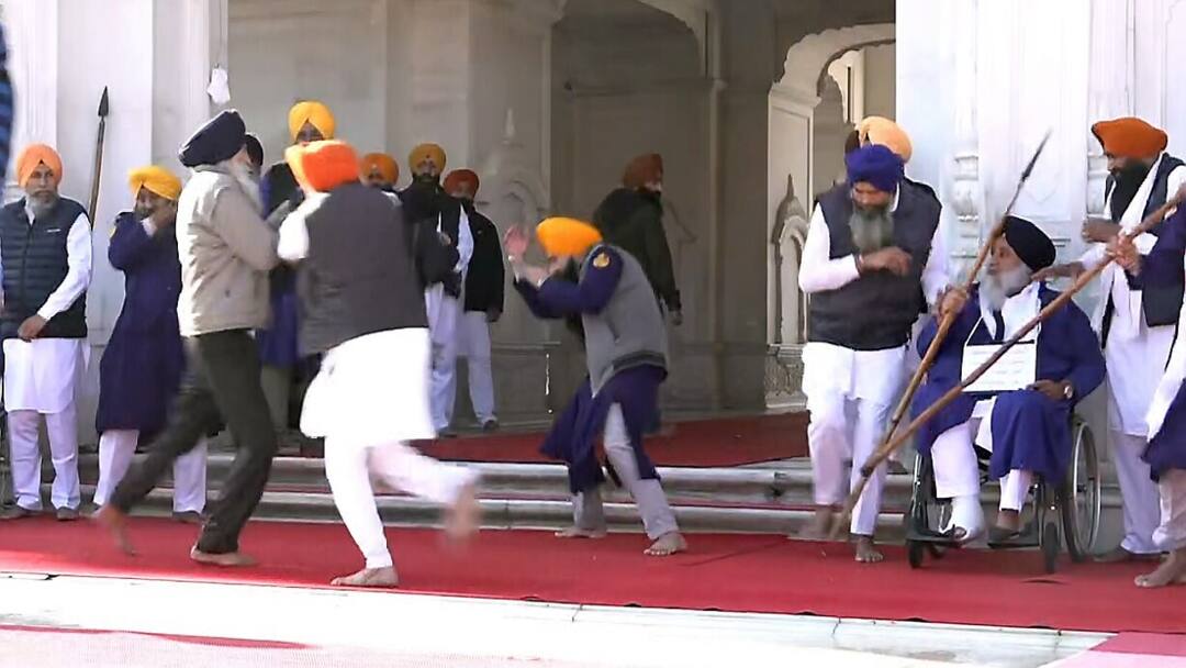 Golden Temple premises Firing On Sukhbir Singh Badal In Amritsar in Punjab Sri Akal Takht Sahib Sukhbir Singh Badal Attack: सुखबीर सिंह बादल पर जानलेवा हमला, अमृतसर के गोल्डन टेंपल में फायरिंग, देखें वीडियो