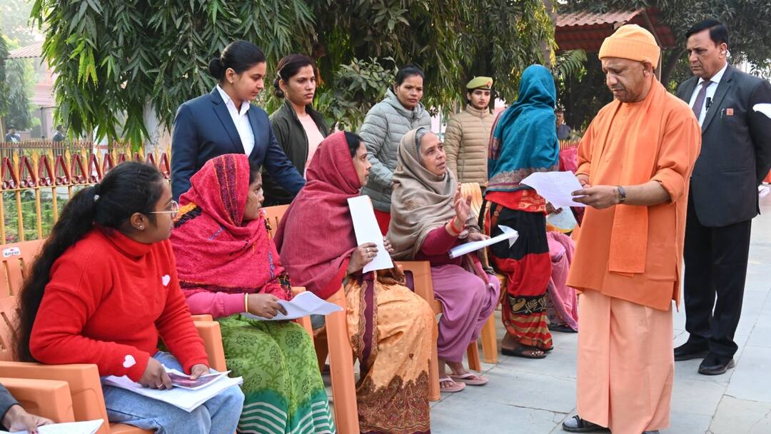 सीएम योगी ने जनता दर्शन में सुनी 150 लोगों की समस्याएं, कहा- 'किसी को घबराने की आवश्यकता नहीं' Gorakhpur Janta Darshan CM Yogi Adityanath heard problems of 150 people says No one needs to panic ann सीएम योगी ने जनता दर्शन में सुनी 150 लोगों की समस्याएं, कहा- 'किसी को घबराने की आवश्यकता नहीं'