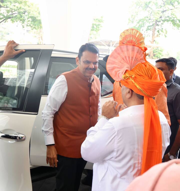 बीजेपी की कोर कमेटी की बैठक विधान भवन में आयोजित की गई. बुधवार सुबह फडणवीस भी वहां पहुंचे और पूरी गर्मजोशी से उनका बीजेपी नेताओं ने स्वागत किया.