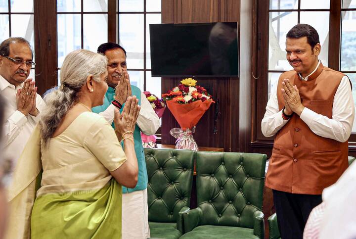 विधायक दल का नेता चुने जाने पर निर्मला सीतारमण ने देवेंद्र फडणवीस को गुलदस्ता भेंटकर शुभकामनाएं दीं. इस दौरान फडणवीस के चेहरे पर सहज मुस्कान देखी गई.