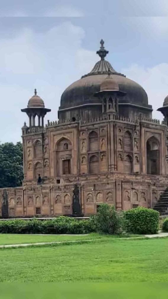 महाकुंभ में स्नान के बाद प्रयागराज की इन अद्भुत जगहों का जरूर करें दौरा