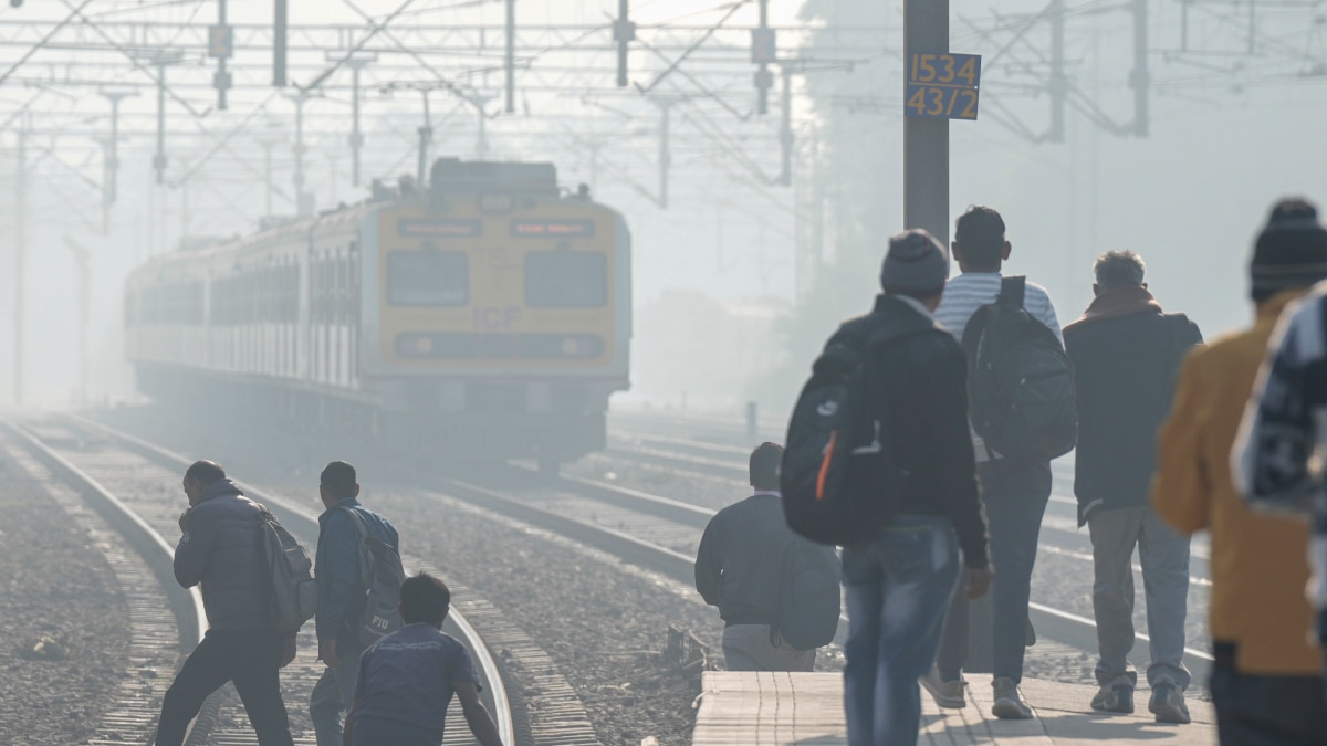 Delhi Weather: अभी से हो जाएं सावधान! IMD ने बता दी कब से पड़ेगी कंपकपाने वाली ठंड, फटाफट कर ​लीजिए ये काम