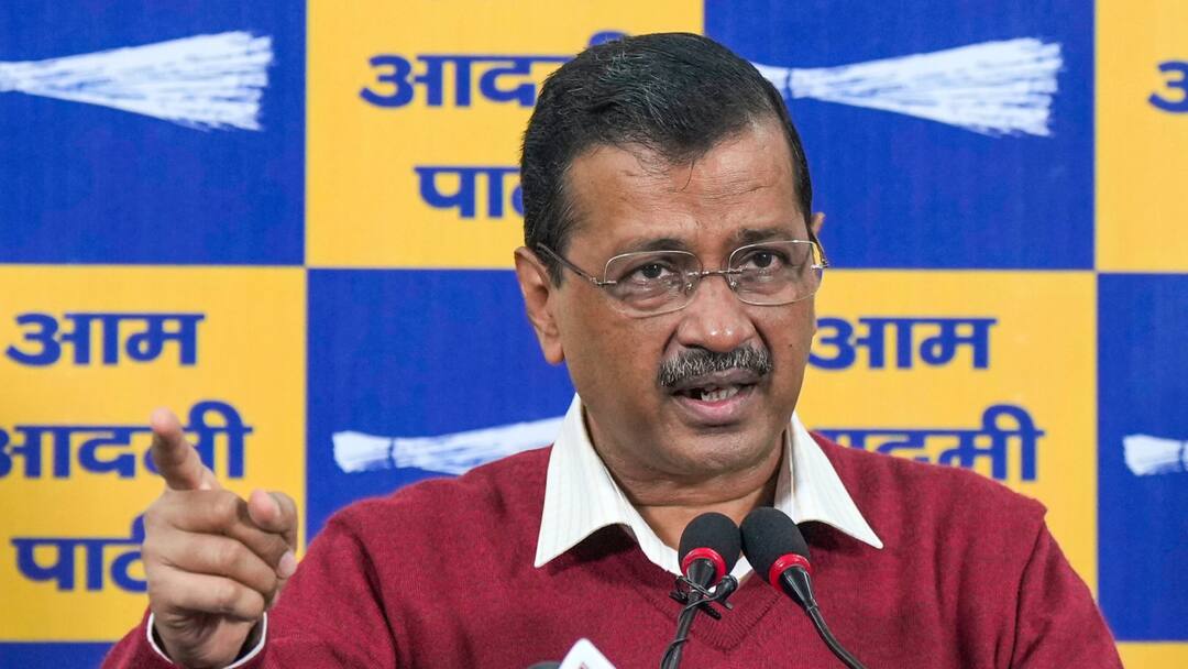 Delhi Assembly Election 2025 voters name remove from list Action on officers AAP दिल्ली में वोटरों का लिस्ट से नाम काटने पर क्या फंसेंगे अफसर? अधिकारियों की लिस्ट बना रही AAP