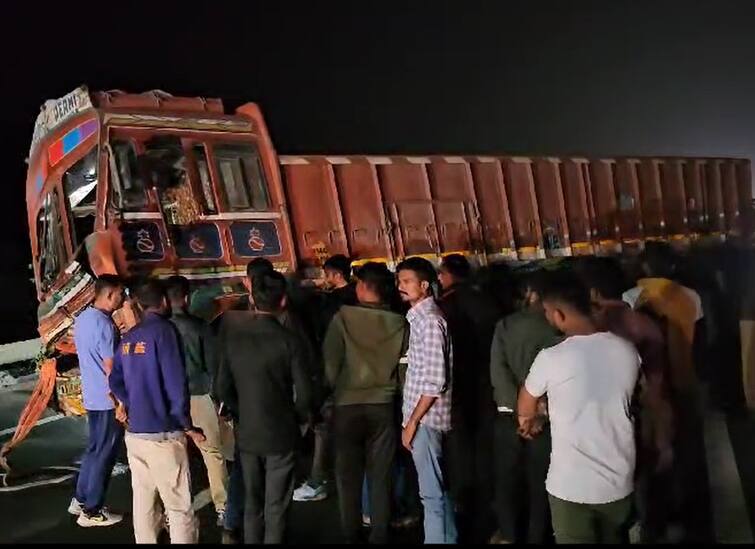 Accident:વડોદરા હાઇવે પર કાર ડિવાઇડ કૂદી ટ્રક સાથે અથડાતા ભયંકર અકસ્માત, એક જ પરિવારના ત્રણનાં મોત Three members of the same family die in car-truck collision on Vadodara highway Accident:વડોદરા હાઇવે પર કાર ડિવાઇડ કૂદી ટ્રક સાથે અથડાતા ભયંકર અકસ્માત, એક જ પરિવારના ત્રણનાં મોત