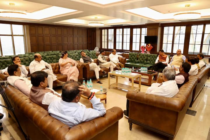 आज भाजपाची केंद्रीय निरीक्षकांच्या उपस्थितीत भाजपाची महत्त्वाची बैठक झाली. त्यानंतर भाजपाच्या विधिमंडळ पक्षाच्या बैठकीत आमदारांनी देवेंद्र फडणवीस यांची विधिमंडळ गटनेतेपदी एकमताने निवड केली. (Image Credit- ABP Majha)