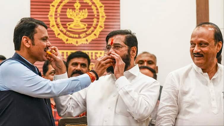 Maharashtra CM Name Devendra Fadnavis will become CM Eknath Shinde and Ajit Pawar take oath as Deputy CM on Tomorrow Maharashtra CM News: देवेंद्र फडणवीस बनेंगे मुख्यमंत्री, एकनाथ शिंदे लेंगे डिप्टी सीएम की शपथ, अजित पवार को कौन-सा पद?