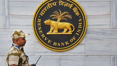 rbi has allowed small finance banks to provide credit line through upi RBI Credit Rules: வந்தது மாற்றம் , ஆர்பிஐ போட்ட ரூல்ஸ் - இனி யுபிஐ மூலம் கடன் பெறலாம், சிறிய வங்கிகளுக்கு அனுமதி..!