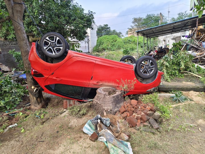 வெள்ளபெருக்கால் கவிழ்ந்து கிடக்கும் கார் : அரகண்டநல்லூர்