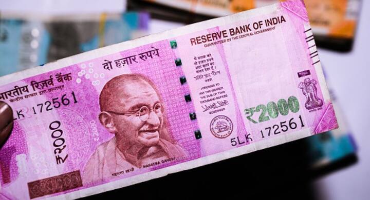 જો તમારી પાસે પણ 2000 રૂપિયાની નોટ હોય તો મોદી સરકારે મોટી જાણકારી આપી છે. સાંસદ દિનેશ ચંદ્ર યાદવે સ્પષ્ટતા કરી છે કે 2000 રૂપિયાની નોટ હજુ પણ માન્ય છે અને તેને બદલી શકાય છે. આ માહિતી કેન્દ્રીય નાણા રાજ્ય મંત્રી પંકજ ચૌધરીએ 25 નવેમ્બર 2024ના રોજ લોકસભામાં એક પ્રશ્નના જવાબમાં આપી હતી. સવાલ એ હતો કે શું 2000 રૂપિયાની નોટો હજુ પણ બદલી શકાય છે અને શું આરબીઆઈ હજી પણ તેને જમા કરી રહી છે કે નહીં. ઉપરાંત, એ પણ પૂછવામાં આવ્યું હતું કે 19 મે, 2023ના રોજ નોટબંધીની જાહેરાત અને સપ્ટેમ્બર 30/ઓક્ટોબર 1, 2023 ની સમયમર્યાદા પછી RBI દ્વારા 2000 રૂપિયાની કેટલી નોટો એકત્રિત કરવામાં આવી હતી.