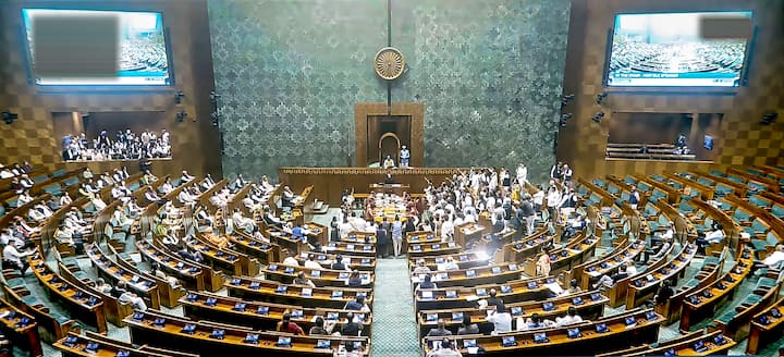 भारत में संसद के दोनों सदनों के सांसदों की सैलरी और भत्ते लगभग एक जैसे होते हैं, क्योंकि ये सभी सांसद भारतीय संसद के सदस्य होते हैं, जिनकी सैलरी और भत्ते पार्लियामेंटरी एक्ट के तहत निर्धारित होते हैं.