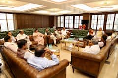 BJP की बैठक में 'देवा भाऊ' के नारे, विधायक दल का नेता चुने जाने पर ऐसा था देवेंद्र फडणवीस का रिएक्शन