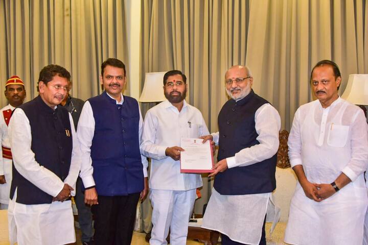 गृहमंत्री अमित शाह से मुलाकात के दौरान जहां सभी के चहरों में खुशी दिख रही थी तो वहीं एकनाथ शिंदे का चेहरा मुर्झाया हुआ नजर आया. उन्होंने अमित शाह से कहा भी था कि सिर्फ 6 महीने के लिए ही सीएम बना दो लेकिन बैठक में उनसे मना कर दिया गया.