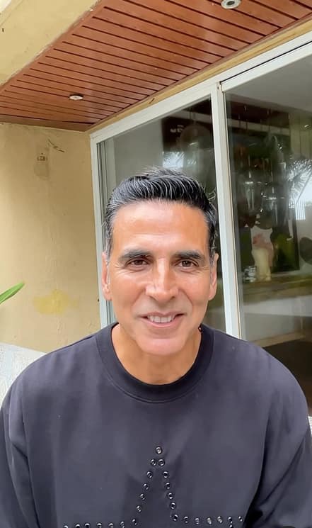 अक्षय कुमार की नेटवर्थ 2700 करोड़ रुपये है. उनके पास कई प्रॉपर्टीज हैं. उनका मॉरीशस बीच पर एक बंगला भी है.