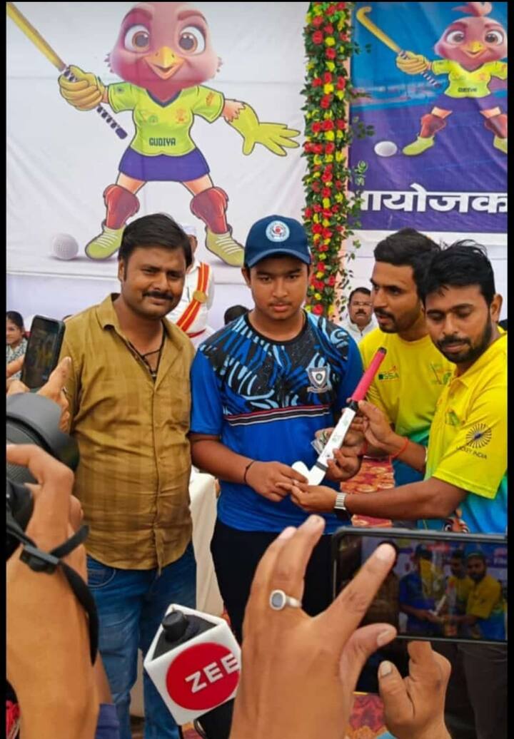 लेकिन 13 वर्ष की उम्र में ही वैभव के बेट से निकले चौके-छक्कों ने विरोधी टीमों के पसीने छुड़ा दिए हैं. आइए जानते हैं कि वह अभी किस क्लास में हैं.