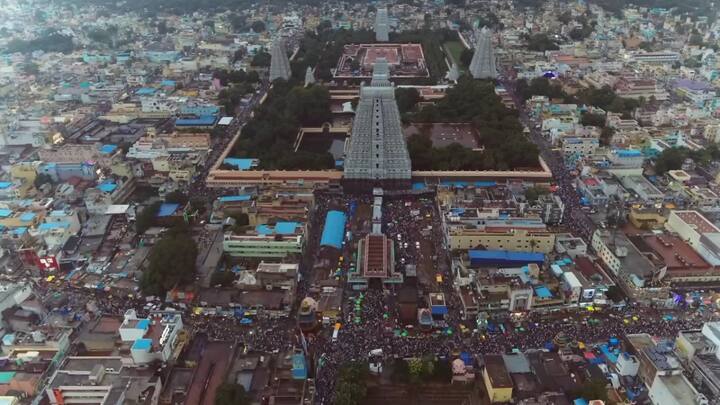 நினைத்தாலே முக்தி தரும் தலங்களில் ஒன்றாக திருவண்ணாமலை இருந்து வருகிறது. கார்த்திகை மாதம் என்றாலே அனைவருக்கும் திருவண்ணாமலை நினைவுக்கு வந்துவிடும். கார்த்திகை மாதம் வரும் திருகார்த்திகை தீபத் திருவிழா விமர்சையாக கொண்டாடப்படுகிறது.
