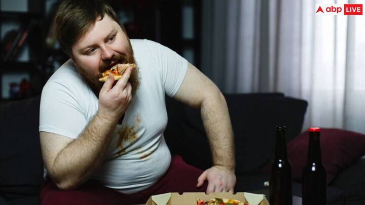 चिया बीज: वजन घटाने के लिए चिया बीज का सेवन फायदेमंद होता है. इसमें घुलनशील फाइबर होता है, जो वजन कम करने में फायदेमंद होता है. इनका सेवन करने से पेट लंबे समय तक भरा हुआ महसूस होता है, जो आपको स्वस्थ वजन बनाए रखने में मदद करता है.  रोजाना रात को एक गिलास पानी में 1-2 चम्मच चिया बीज मिलाएं और सुबह खाली पेट इसका सेवन करें.