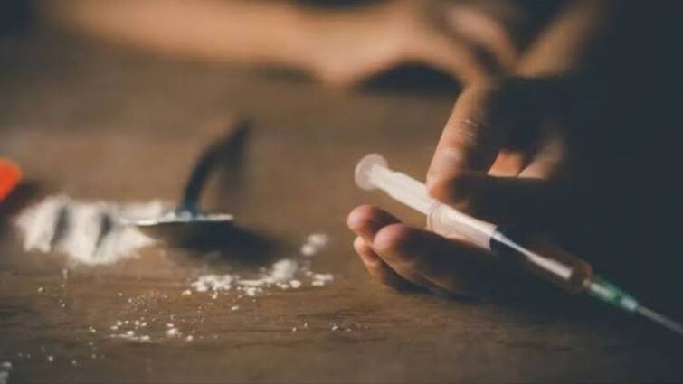 Trichy crime two youths being caught with drug in Trichy has caused a stir tnn சீரழியுது திருச்சி... வாலிபர்களிடம் இருந்த பொருளால் போலீஸ் அதிர்ச்சி