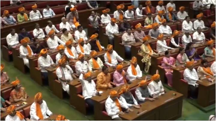 नारेबाजी के बीच फडणवीस कुछ देर के लिए रुक गए आगे. इसके बाद उन्होंने सभी विधायकों का आभार जताया.