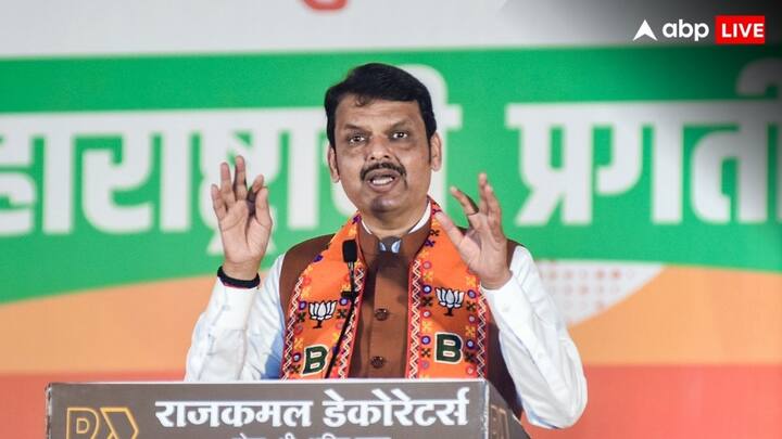 देवेंद्र फडणवीस की पत्नी अमृता फडणवीस के पास 6.96 करोड़ रुपए की चल और 95.29 लाख रुपए की अचल संपत्ति है. इसी के साथ उनके पास एक्सिस बैंक लिमिटेड, गेल लिमिटेड, लार्सन ऐंड टुब्रो, रिलायंस इंडस्ट्रीज लिमिटेड और फेडरल बैंक सहित 49 स्टॉक है, जिनकी कीमत 4.36 करोड़ रुपए है.