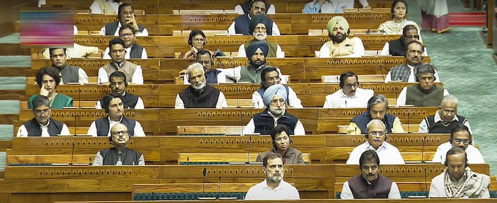 राज्यसभा में सांसदों का चुनाव राज्य विधानसभाओं और निर्वाचित प्रतिनिधियों द्वारा किया जाता है, इसलिए इनकी कार्यशैली और दायित्व कुछ अलग होते हैं. फिर भी सैलरी और भत्तों के मामले में राज्यसभा और लोकसभा सांसदों में कोई खास अंतर नहीं है.