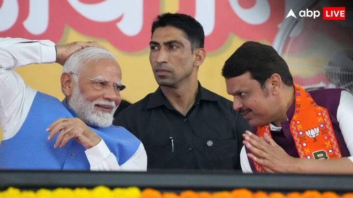 हलफनामे के मुताबिक देवेंद्र फडणवीस के पास 23.500 कैश थे और 2.28.760 बैंक में जमा है. एनएसएस डाक बचत और इंश्योरेंस पॉलिसीयों को मिलकर 20.70.607 रुपए हैं.