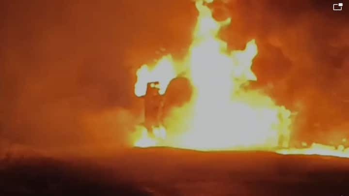 त्यानंतर संपूर्ण परिसरात आगीचे लोट पसरले आहेत.