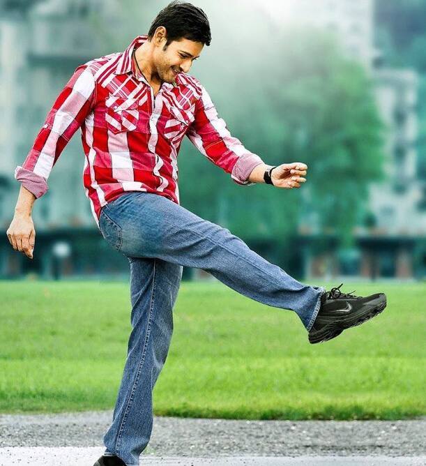 हालाँकि, आप यह जानकर चौंक जाएंगे कि पुष्पाराज का किरदार निभाने के लिए फिल्म के डायरेक्टर सुकुमार की पहली पसंद सुपरस्टार महेश बाबू थे.